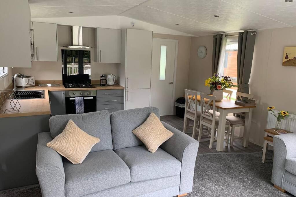 Nightingale Lodge With Hot Tub Barmby on the Moor Extérieur photo