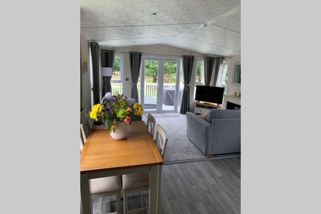 Nightingale Lodge With Hot Tub Barmby on the Moor Extérieur photo