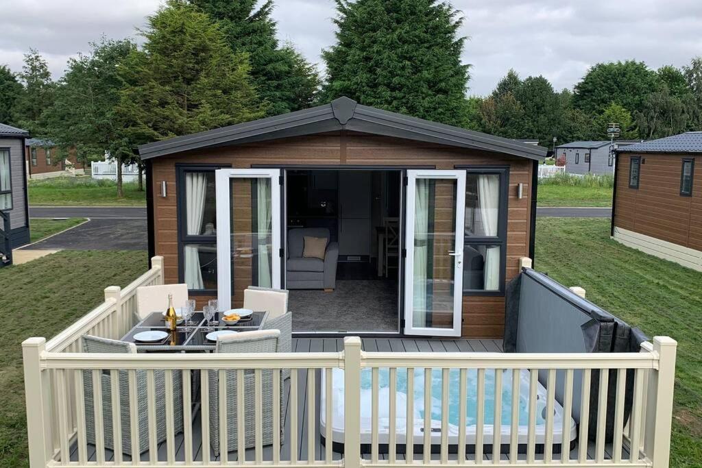 Nightingale Lodge With Hot Tub Barmby on the Moor Extérieur photo